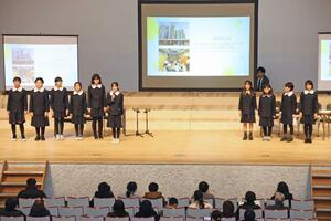 ビルの一室のリノベーションに向けた活動を発表する新潟大学付属長岡小学校の６年生＝長岡市幸町２