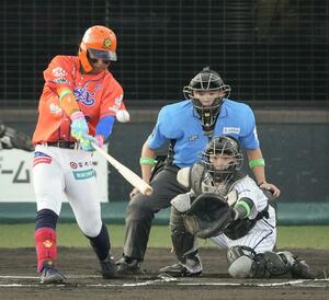 1回全イ1死一塁、知念が右中間へ先制2ランを放つ。全ウの捕手深草=レクザムボールパーク丸亀