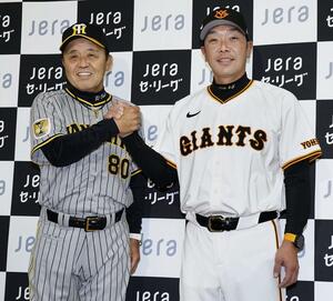 開幕前日の記者会見で握手を交わす阪神・岡田監督(左)と巨人・阿部監督=東京ドーム