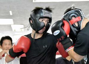 初の世界戦に向け練習するWBAライトフライ級1位の高見亨介=東京都新宿区