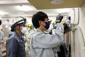 電気工事士の手ほどきを受けて電気配線に挑んだ実技の授業＝長岡市幸町２