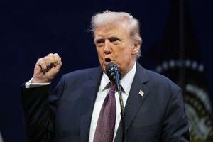 8日、ワシントンで開かれた公聴会で演説するトランプ米大統領(AP=共同)