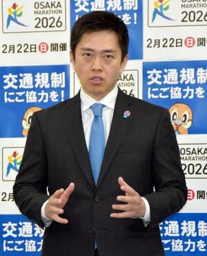 　大阪府庁で記者団の取材に応じる吉村洋文知事＝９日午後