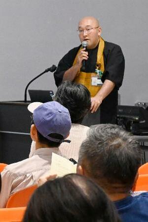 仙台市で開かれた「グリーフ・フェス」で講演する僧侶の高橋悦堂さん=29日午後