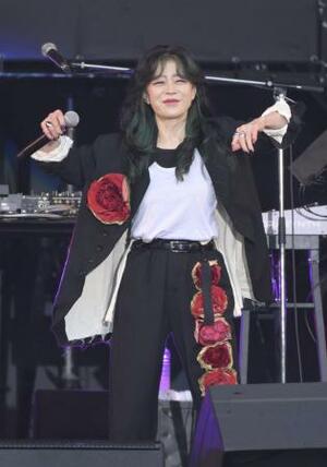ステージでパフォーマンスをする中森明菜さん=4月、大分市