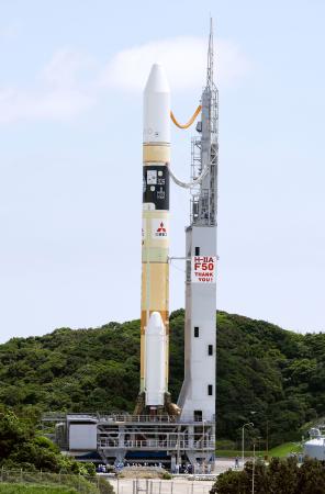 発射地点に移動するH2Aロケット50号機=28日午前、鹿児島県の種子島宇宙センター