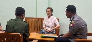 　ミャンマー国軍が４月３０日に発表したアウンサンスーチー氏（中央）の近影とみられる写真（共同）