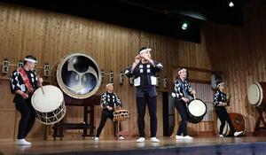 迫力ある音色を会場全体に響かせた公開稽古=佐渡市宿根木