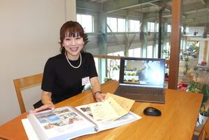 新郎新婦の希望に応じてプランを提案する「M・エンタープライズ」社長の村山実希枝さん=柏崎市横山