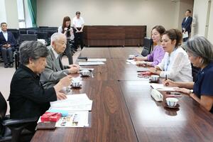 サルモン氏と面会する大沢昭一さんと中村クニさん=3日、県庁