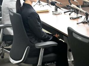 　記者会見する原告の女性＝１１日午後、広島市中区