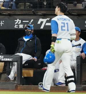 7回、試合を見つめる日本ハム・新庄監督。手前は三振に倒れた清宮幸=エスコンフィールド