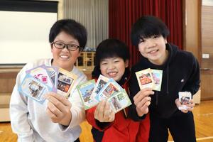 地元PRのため作成したカードゲーム「知域王」の亀田版を披露する亀田小の児童=新潟市江南区亀田新明町1