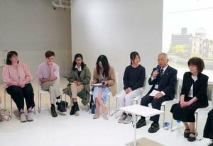 ロンドンで開かれた英国の学生らとの交流会で、被爆体験を語る飯田国彦さん(右から2人目)と八幡照子さん(右端)=15日(共同)