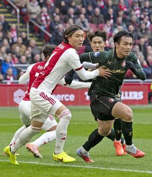 　競り合うアヤックスの板倉（左）とフェイエノールトの上田＝アムステルダム（共同）