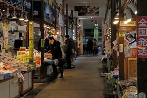 観光客の姿がまばらな函館朝市=13日午前、北海道函館市