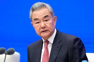 記者会見する中国の王毅外相=17日、北京(共同)