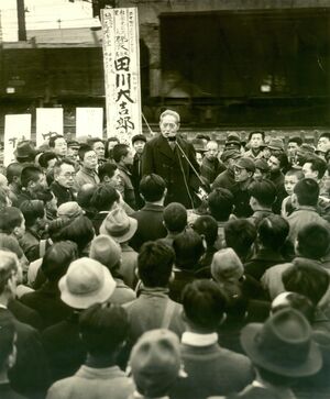 戦時中の翼賛選挙で応援演説する尾崎行雄=1942年、東京(尾崎行雄記念財団提供)
