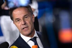 オランダ・ハーグで記者団に話すNATOのルッテ事務総長=23日(ゲッティ=共同)