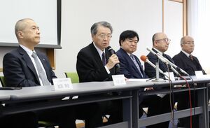 東京電力柏崎刈羽原発を視察後、会見する東京商工会議所の小林健会頭(左から2人目)=4月9日、同原発