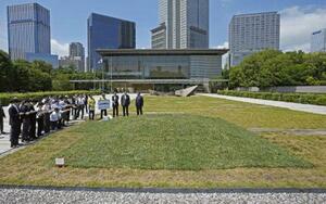 福島第1原発事故に伴う除染土を再利用し、造成された首相官邸の前庭=7月