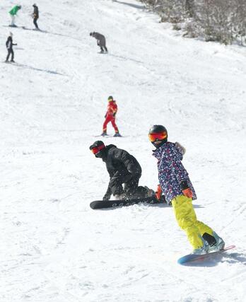 県内トップを切ってオープンしたかぐらスキー場＝２２日、湯沢町三俣