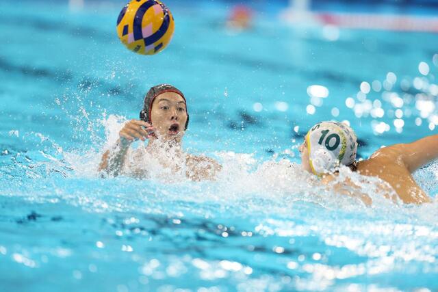 水球男子予選　日本－豪州　第３ピリオド　パスを出す新田一景（ブルボンＫＺ）＝８月５日、パリ郊外（新潟日報社写真映像部・新井田悠）