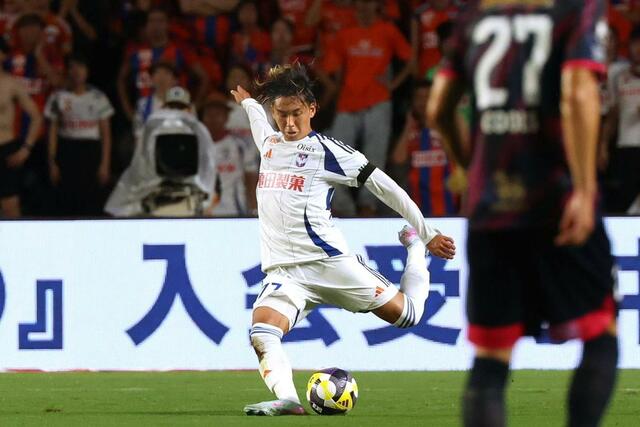 前半、右サイドにロングボールを入れる新潟の舩木翔＝８月１１日　大阪市のヨドコウ桜スタジアム