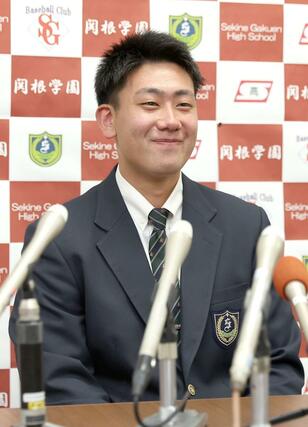 ソフトバンクから育成１位で指名された関根学園の池田栞太捕手＝関根学園高校