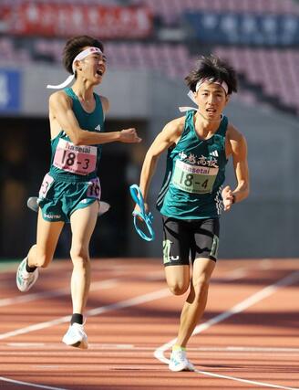 中越の３区保坂玲弥（左）が４区星野愁にタスキを渡す＝新潟市中央区