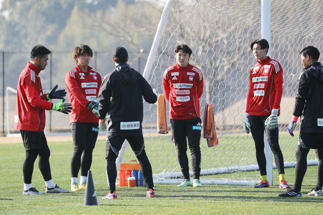 コーチの話を聞くＧＫ陣＝１月２１日、宮崎県西都市の清水台総合公園