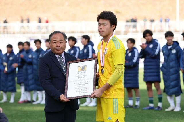 準優勝の表彰状を受け取るＧＫ桃井玲＝栃木県グリーンスタジアム