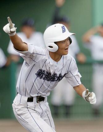 新発田中央－新潟産大付　６回新潟産大付２死満塁、五十嵐一弥が２点適時打を放ち３－１＝新発田市五十公野運動公園野球場