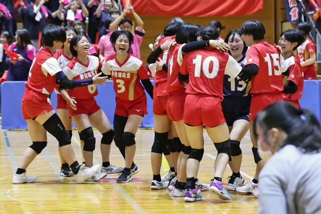 女子決勝 優勝を決め喜ぶ新発田商の選手たち=小千谷市総合体育館