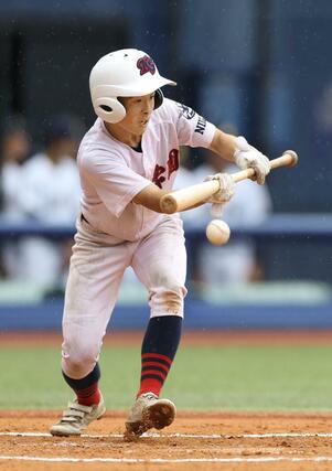 新潟－開志学園　６回開志学園１死一、三塁、江口悠希がスクイズを決め２－０＝エコスタ