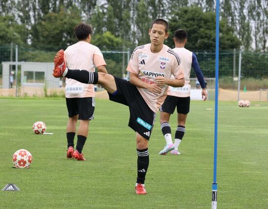 Ｊ１アルビレックス新潟の練習に初めて参加したＭＦ島村拓弥＝７月１５日午前、聖籠町東港５の新潟聖籠スポーツセンターアルビレッジ