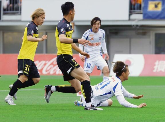 前半、ファウルを受けPKをもらうMF長谷川元希=三協フロンテア