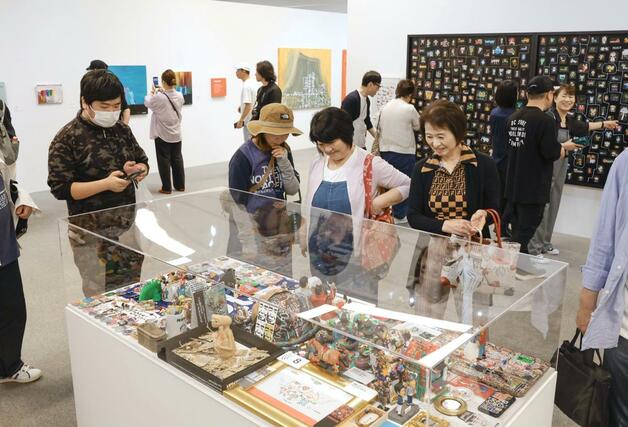 多彩なジャンルの作品が並ぶ「木梨憲武展」の会場＝２３日、新潟市中央区の県民会館