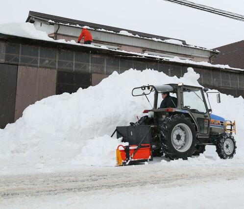 候補や選挙カーの姿が少ない豪雪の三条市下田地区。住民は除雪に追われていた＝１月３１日