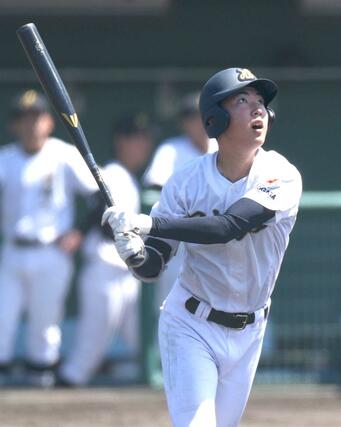 日本文理-新津工 2回日本文理2死三塁、野口壱矢が右越えに2ランを放ち6-0=新発田市五十公野