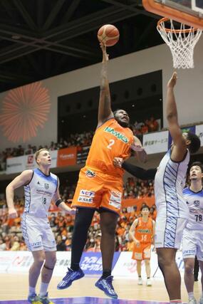 新潟－品川　第４クオーター、マックがシュートを決め８０－６５に突き放す＝アオーレ長岡