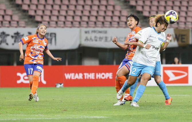 後半、ゴール前にＭＦ滝川結女（左）、ＦＷ那須野陽向が飛び込むも相手に阻まれる＝ビッグスワン