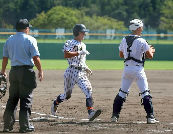 帝京長岡－東京学館　一回、先制のホームを踏む帝京長岡の富田惇紀＝１９日、柏崎市佐藤池