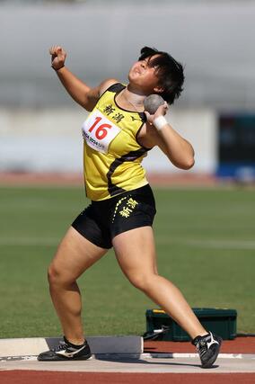 少年女子Ａ砲丸投げ決勝　８位入賞した川浦もえ（開志国際高）＝佐賀市のＳＡＧＡスタジアム