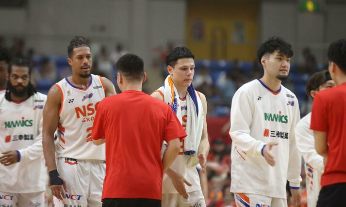 岩手－新潟　試合後、岩手サイドと健闘をたたえ合う新潟の選手＝５月１８日、盛岡タカヤアリーナ