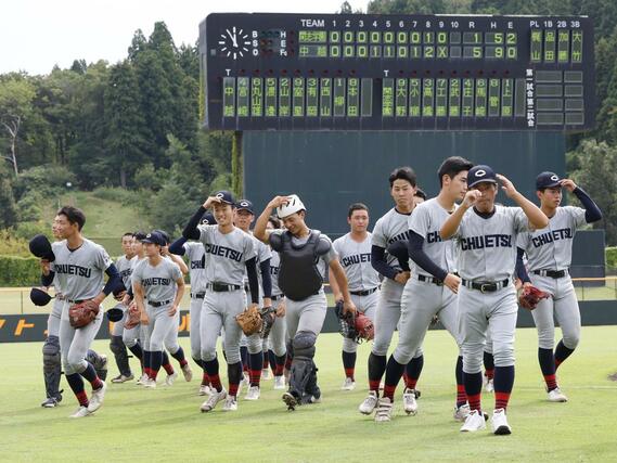 開志学園－中越　開志学園を５－１で破り、決勝進出を決めた中越の選手たち＝２３日、三条市月岡４の三条パール金属スタジアム