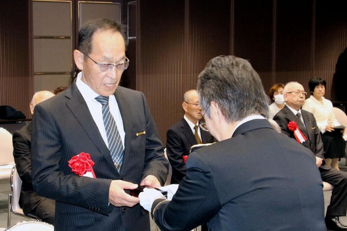 県民の安全安心に全力、長年の労ねぎらう 県警が元警察官に勲章伝達