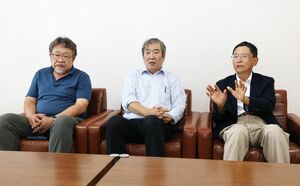 蓮池薫さんの高校同級生の(右から)猪俣哲夫さん、野俣正一さん、小山聡さん。「再会をめざす会」として蓮池さんの帰国を実現させようと活動した=柏崎市駅前2
