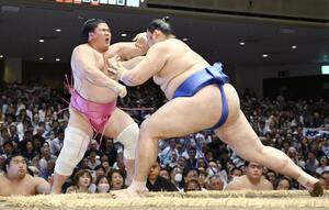 大の里(右)が押し出しで宇良を下す=両国国技館