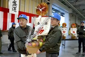 新印青果西部卸売市場で開かれた初市式の初競りで取引された宝船=5日、燕市吉田西太田